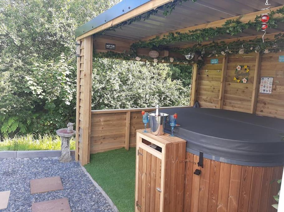 Anglesey New Modern Shepherds Hut With Spa Hot Tub Gwalchmai 외부 사진