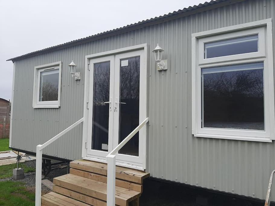 Anglesey New Modern Shepherds Hut With Spa Hot Tub Gwalchmai 외부 사진