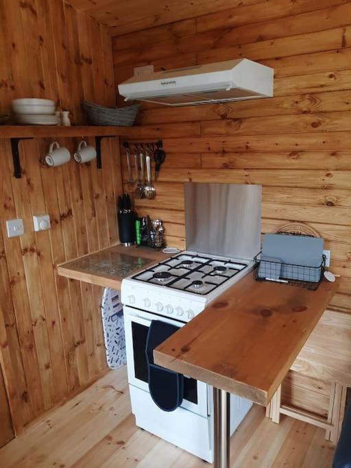 Anglesey New Modern Shepherds Hut With Spa Hot Tub Gwalchmai 외부 사진