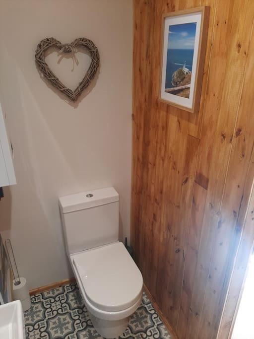 Anglesey New Modern Shepherds Hut With Spa Hot Tub Gwalchmai 외부 사진