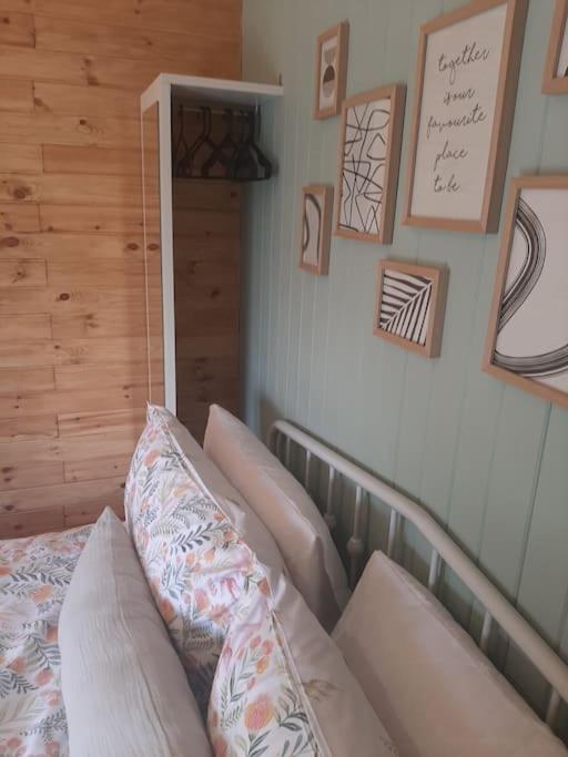 Anglesey New Modern Shepherds Hut With Spa Hot Tub Gwalchmai 외부 사진