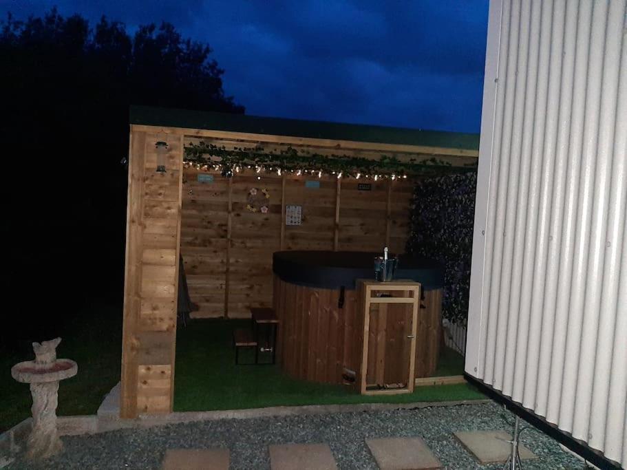 Anglesey New Modern Shepherds Hut With Spa Hot Tub Gwalchmai 외부 사진