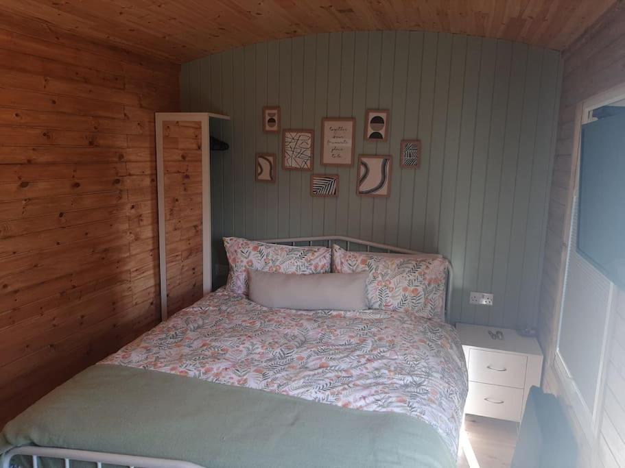 Anglesey New Modern Shepherds Hut With Spa Hot Tub Gwalchmai 외부 사진