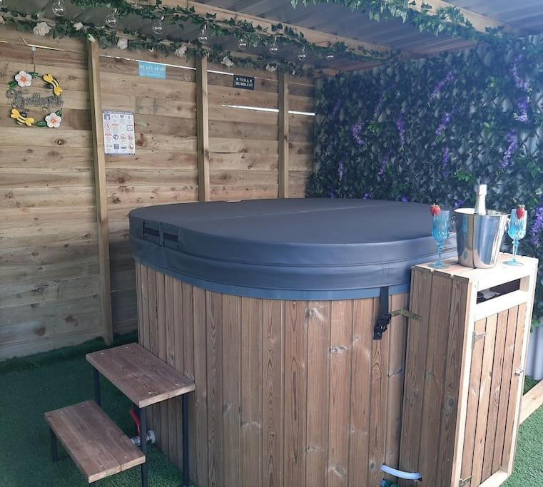 Anglesey New Modern Shepherds Hut With Spa Hot Tub Gwalchmai 외부 사진