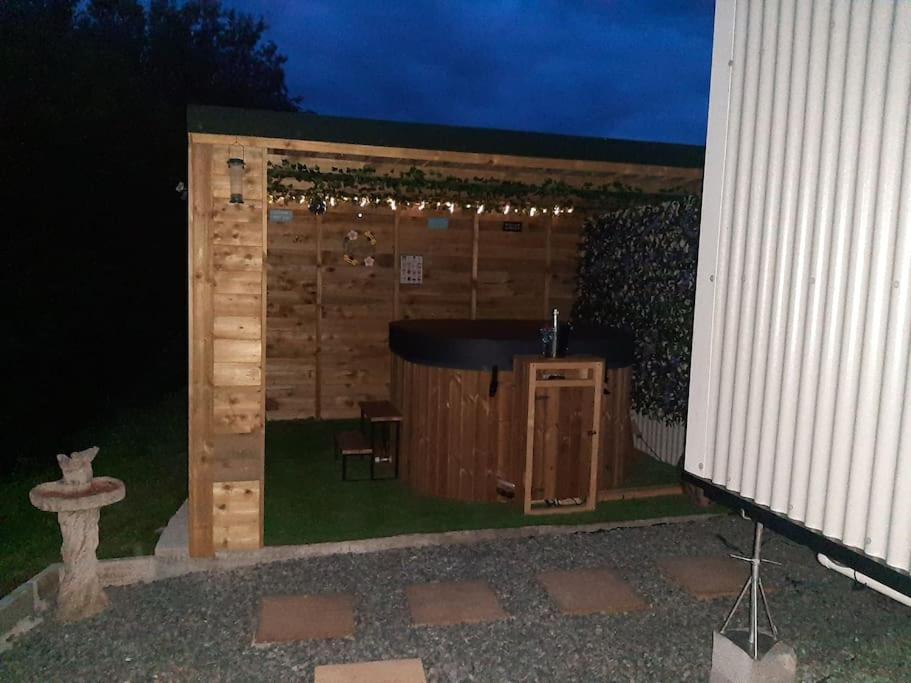 Anglesey New Modern Shepherds Hut With Spa Hot Tub Gwalchmai 외부 사진
